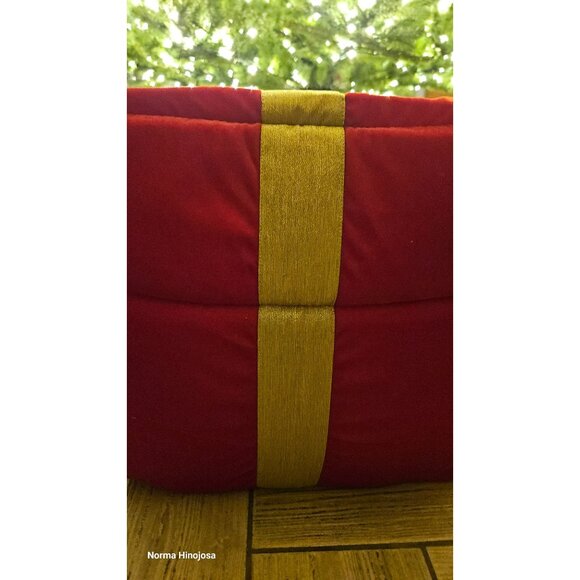 Red & Gold Gift Box-Themed Christmas Pet Bed With Bow - Picture 2 of 5
